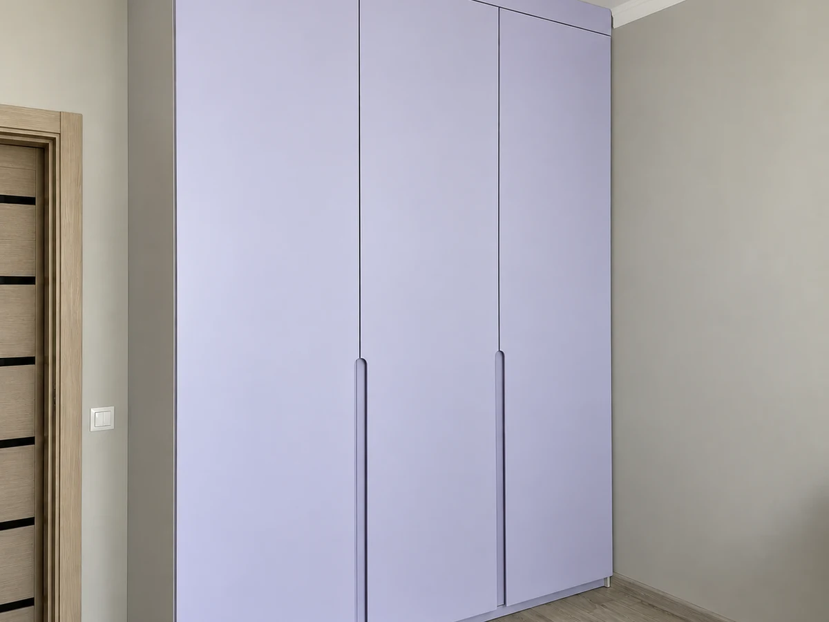 Розпашна шафа з лавандовими фасадами — 4HOME