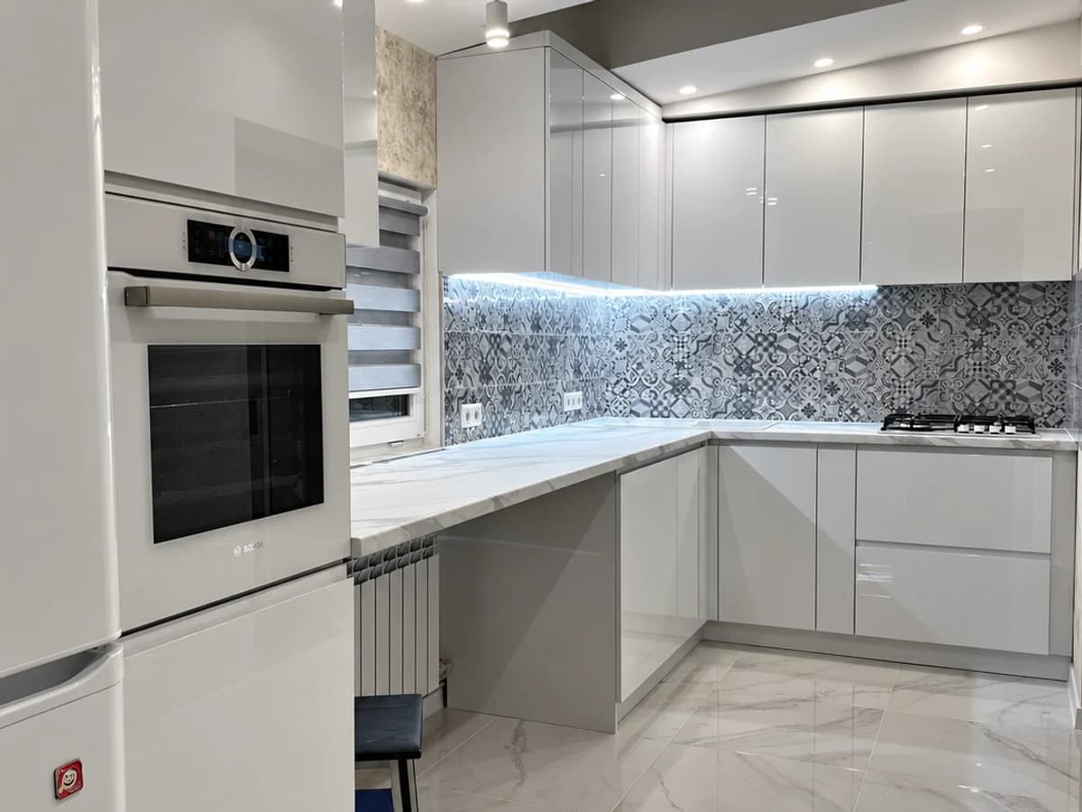Біла глянцева кутова кухня до стелі — 4HOME