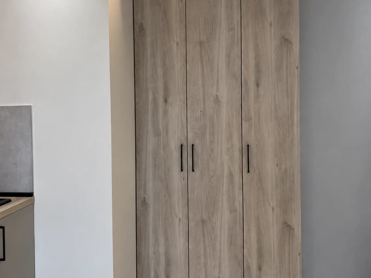 Розпашна шафа у світлому деревному декорі — 4HOME